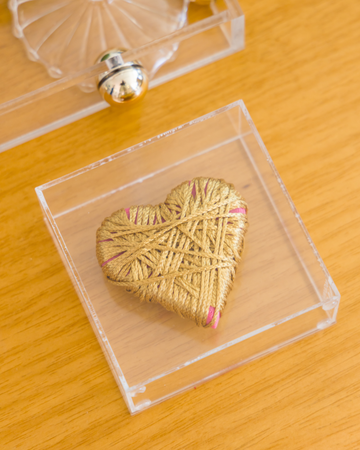 Caixa Acrílico Coração Fios de Cobre Rosa e  Dourado P